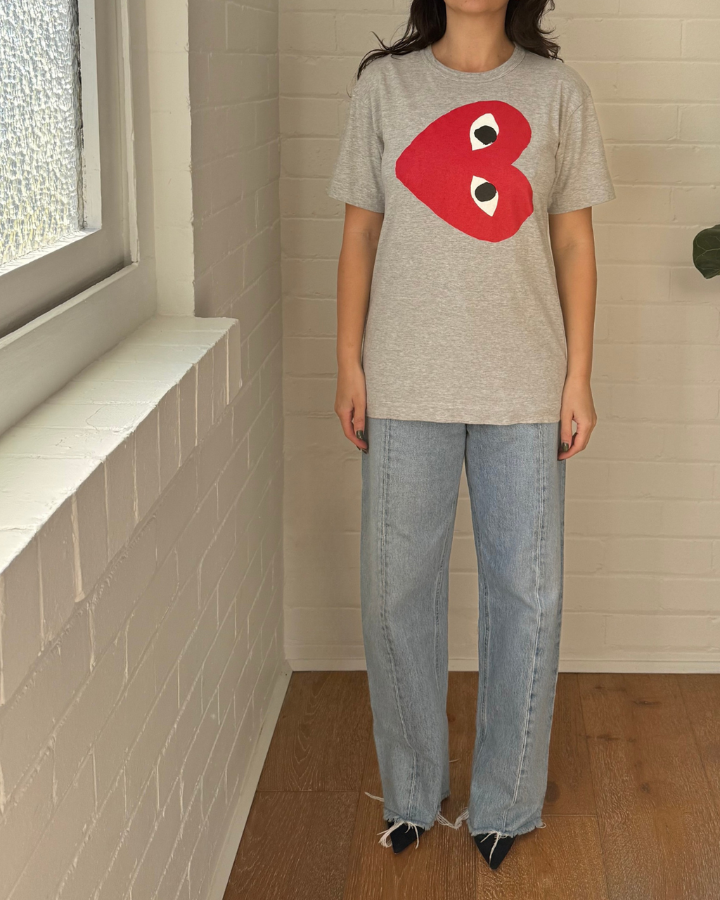 COMME des GARÇONS PLAY T-Shirt Large Side Heart - Size Medium
