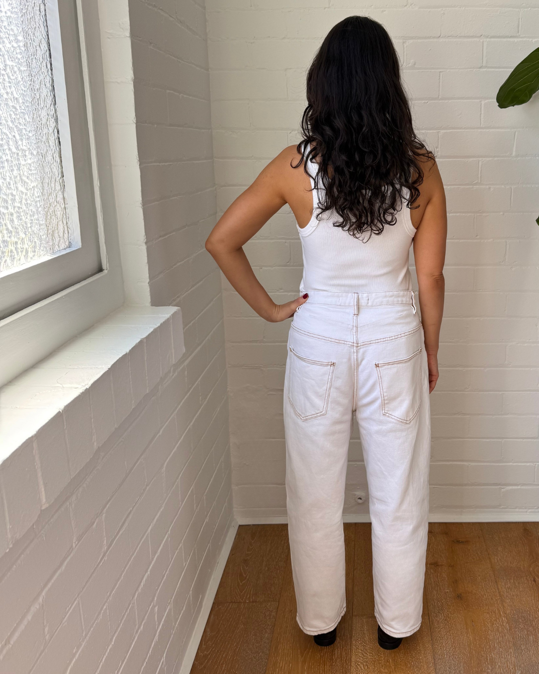 Sneaky Link V Neck Tank White - Size Small